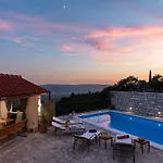 Source With Private Pool Βίλα