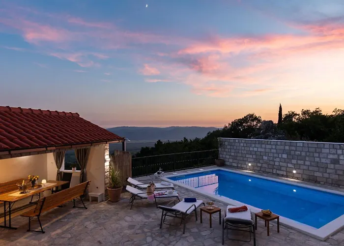 Source With Private Pool Willa